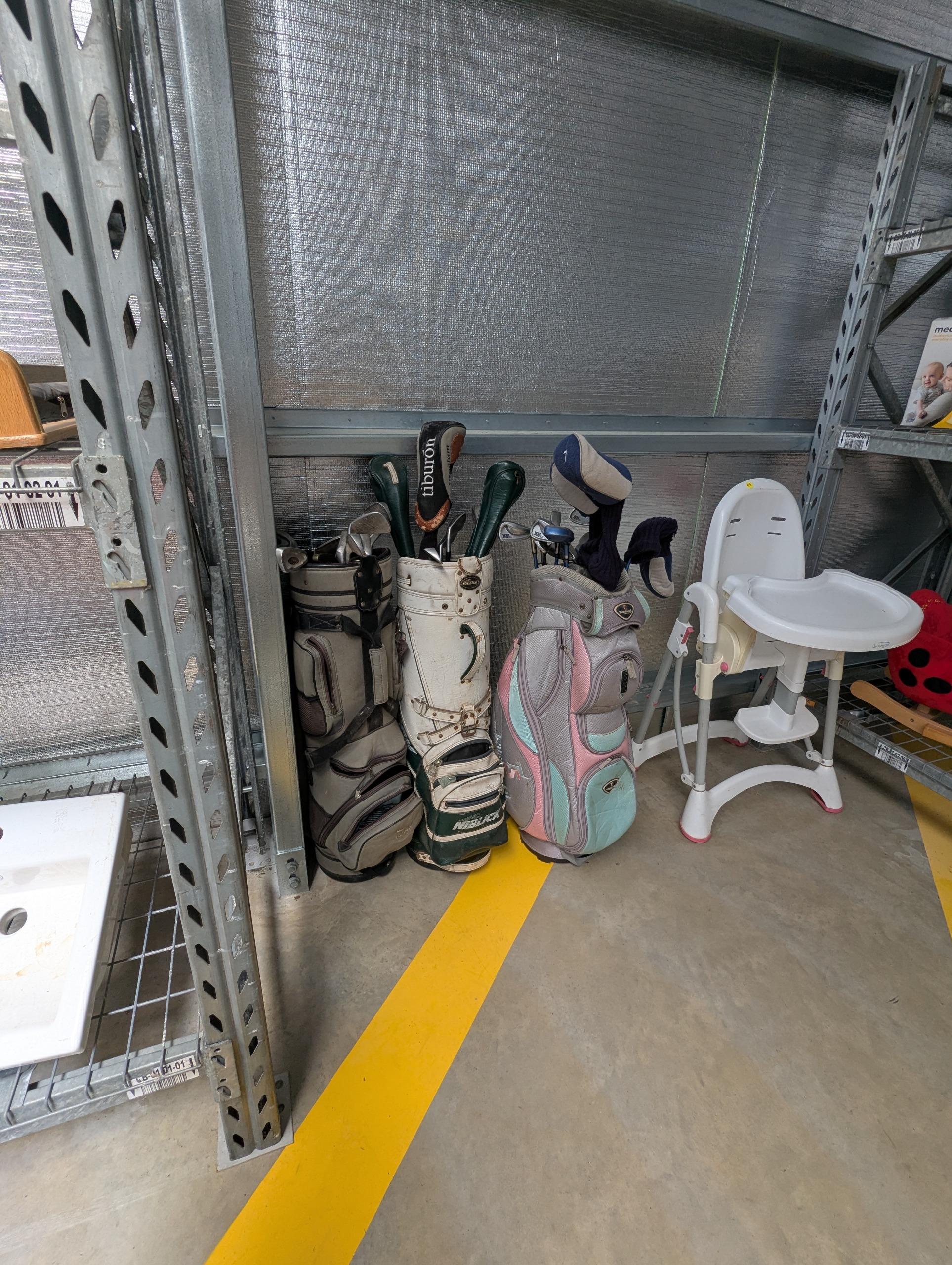 Golf clubs, high chair